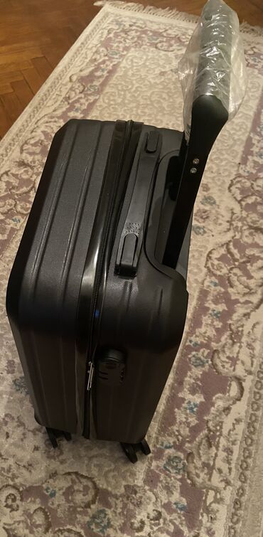 Çantalar: Yeni
Çamadan S ölçü
Reng- Qara
Uzunluq 55 sm
Eni 33 sm
Dərinlik 20 sm — 9