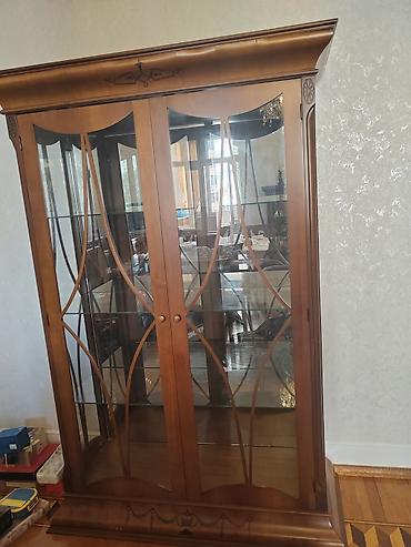 Zövqlü vitrin şkaf - Material: massiv ağac karkas, şüşə qapılar və