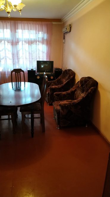 Uzunmüddətli kirayə mənzillər: Gəncə şəhərində kirayə mənzil. 3 otaqlı mənzil kirayə verilir. Evin — 8