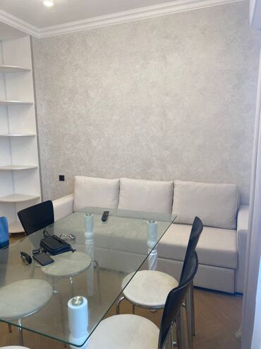 Uzunmüddətli kirayə mənzillər: Sahil metrosuna yaxın, köhnə tikili, 5 mərtəbəli binanın 4-cü — 6