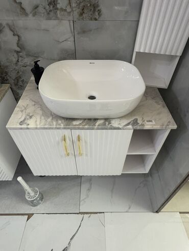Hamam üçün kranlar: Oval formalı, ağ rəngli keramika lavabo mərmər naxışlı boz rəngli üstü