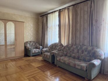 двухэтажный дом в бишкеке: 2 бөлмө, 54 кв. м, Сталинка, 2 кабат, Косметикалык ремонт