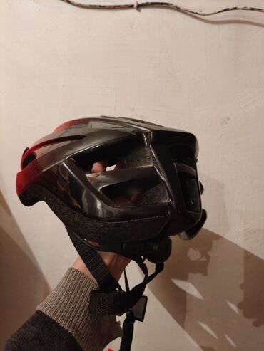 маска для шлема: Велосипедный шлем с вентиляцией - Аэродинамичная форма, красно‑черная