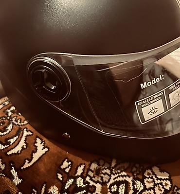 Motorsiklet dəbilqəsi – mat qara rəngdə, tam üz qapalı dizayn