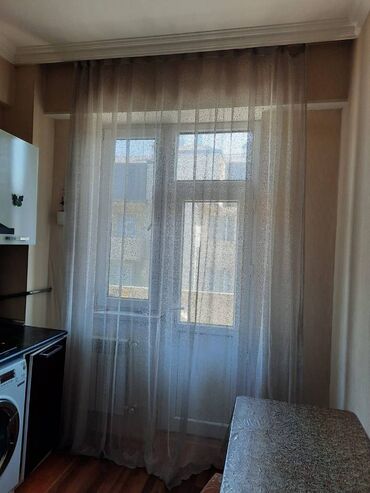 Uzunmüddətli kirayə mənzillər: Kirayə verilir. Ev kristal 1-in girişində yerləşir .Bütün əşyaları — 13