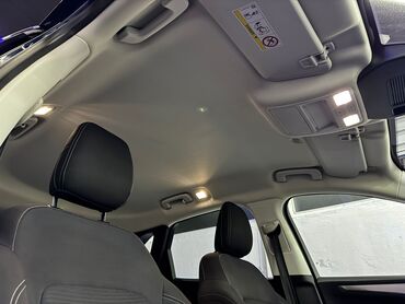 Ford: Plavi Ford Kuga, SUV model sa petoro vrata, opremljen je automatskim — 20