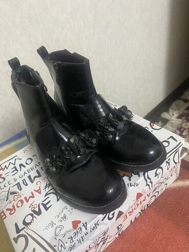размер обуви 35: Ботинки для девочек, лакированные, чёрные, размер 35. В отличном