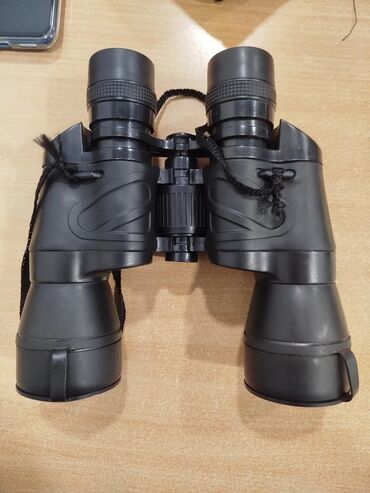 Binokllar: Binokl – klassik Porro prizmalı, geniş obyektivli model. Mədədə — 2