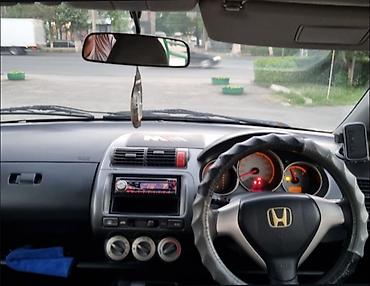 camry 2020: Honda Fit: 2005 г., 1.3 л, Автомат, Бензин, Хэтчбэк — 7