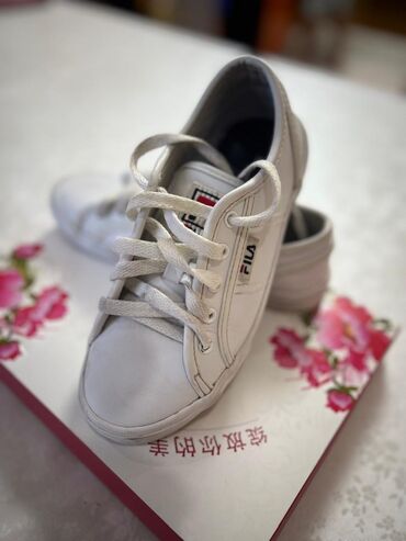 обувь белая: Продаю кроссовки фирмы FILA, оригинал размер 36