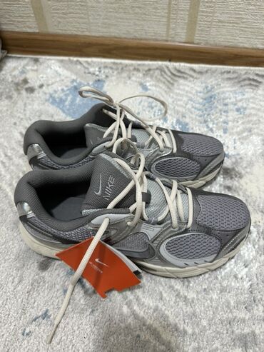 Кроссовки и спортивная обувь: Мужские кроссовки, 41, Nike, Новый, цвет - Серый, Платная доставка, Самовывоз — 3