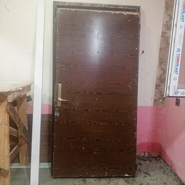 domax qapi: Mebel qapısı – taxta teksturalı qaranlıq qəhvəyi örtüklə. - Material