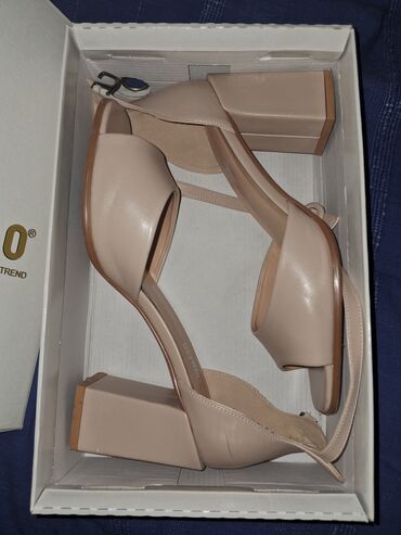 Women's Sneakers and athletic shoes: Donna Cavaletti qadın sandaleti - Rəng: açıq bej/nude - Forması: açıq