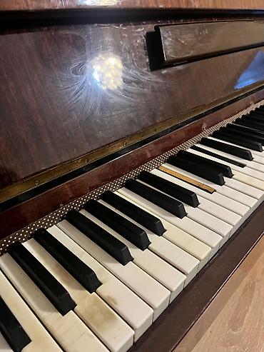 saz: Upright piano – klassik taxta korpus, parıltılı tünd-qəhvəyi finiş. - — 2