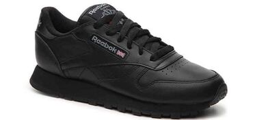 bele patike i odelo: Reebok