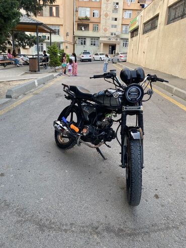 em matasklet: Modifikasiya olunmuş şəhər/kafe-stil motosiklet Texniki və dizayn