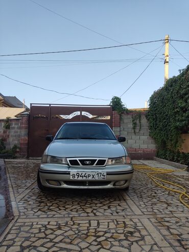 продажа бу шин: Автомобиль Daewoo Nexia в кузове седан, окрашенный в серебристый цвет
