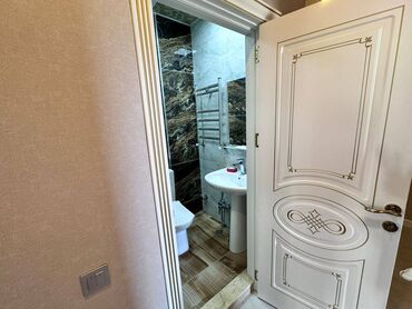 Uzunmüddətli kirayə mənzillər: Mənzil kirayə verilir tam əşyalı. Bulvarda yerləşir. 10.2 mərtəbə. 2 — 9