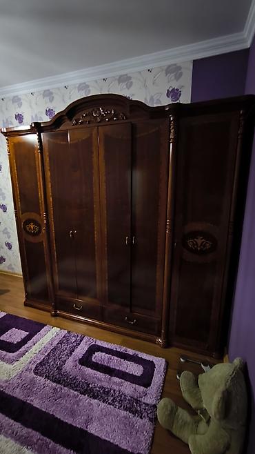 ruminya mebeli: Klassik üslubda yataq otağı dəsti Tərkibi: - 5 qapılı iri qarderob — 1