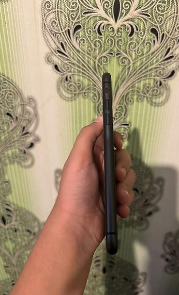 apl 13: IPhone 11, 64 GB, Face ID — 4