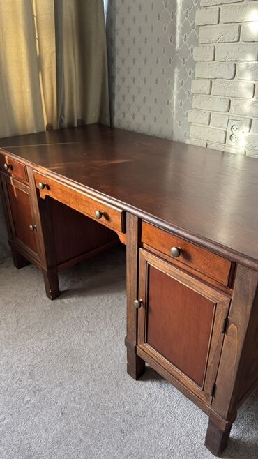 письменный стол с полками: Жазуу үстөл, Колдонулган