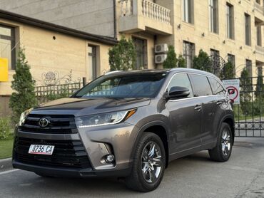 Toyota: Toyota Highlander в сером цвете. Этот автомобиль сочетает в себе