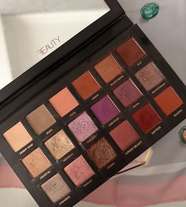 beau monde: Göz kölgələri Huda Beauty İşlənmiş — 2