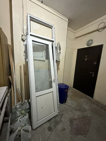 Tulumlar: PVC giriş qapısı və üst hissə şüşəli transom - Material: ağ PVC