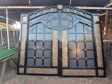 Распашные ворота: Кованые ворота с калиткой, декоративная решетка и подсвеченные — 7