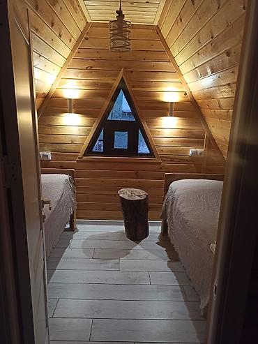 Посуточная аренда домов: А‑фрейм домики и юрты - Планировка: два уровня. На первом — гостиная — 8