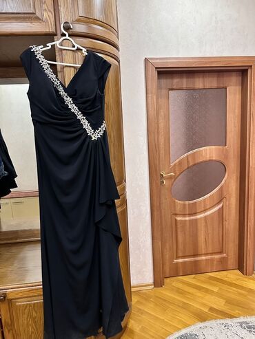 Şortlar: İdeal veziyyetdedir.370 azn alinib,170azn satilir.Yenidir,1 toya