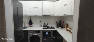 asma tavan metbex ucun: Mətbəx mebeli ideal vəziyyətdədir akril laminat baha alınıb dəyərindən