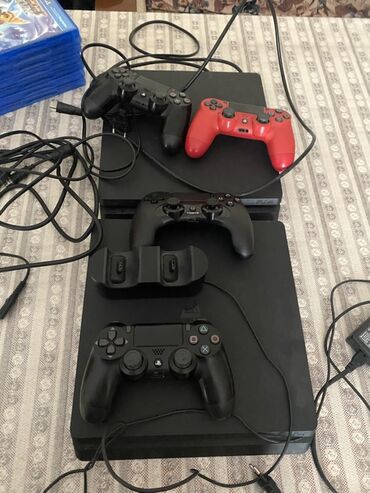 один из нас ps4: 2 dənə Sony PlayStation 4 slim konsolu, oyun oynamaq üçün nəzərdə