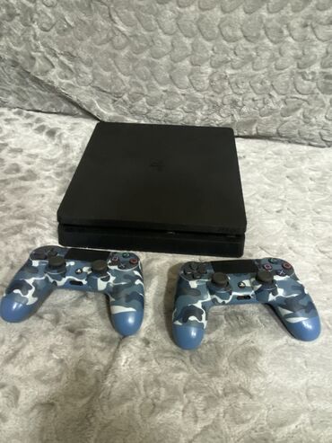 oyun konsolları ps4: Ps4 slim 1TB Heçbir problemi yoxdur bütün kabelleri var 2 pultla tam