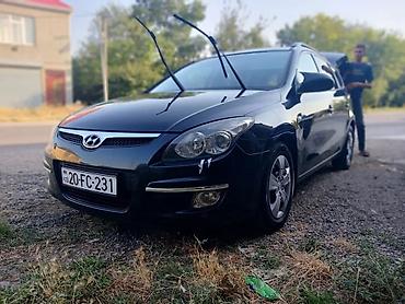 i30: Hyundai i30 CW, qara rəngli universal kuzov. Xüsusiyyətlər: - Kuzov — 5