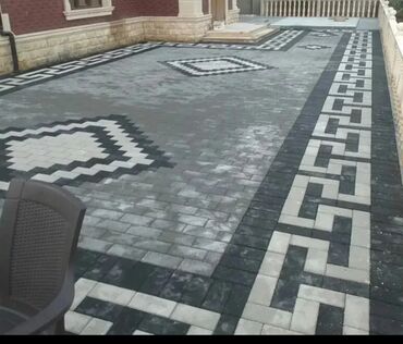 Kafel və metlax: Bej rəngli, düzbucaqlı formalı, təbii daş plitələr. İstənilən interyer — 20