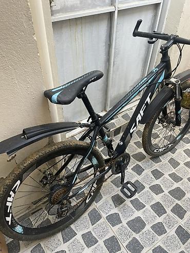 Salalm surulmur deye ustu tozlanib ela velosipeddi. SAFT markalı dağ