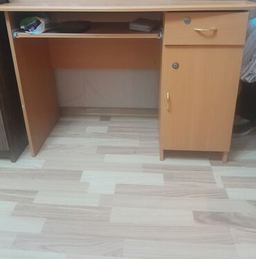 раскладной стол на кухню: Kompüter masası, İşlənmiş, Açılan, Taxta, Dördbucaq masa
