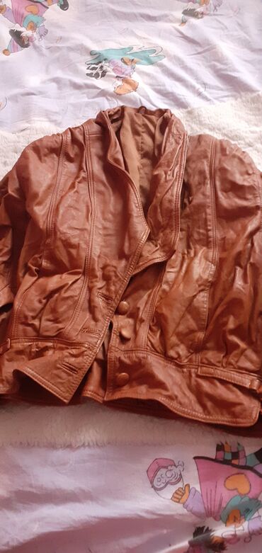 Zenska kozna jakna u odlicnom stanju samo je izguzvana od gomilu