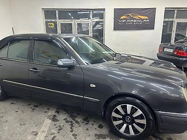 mersedes manitor: Mercedes-Benz E 230: 2.3 l | 1997 il Sedan — 10