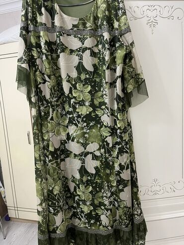 qaçış üçün qadın krosovkaları: Yaşıl çalarlı, çiçək və yarpaq naxışlı uzun paltar/kaftan. - Model