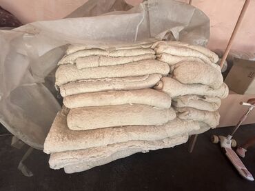 мешки продаю: Плотные листы натурального каучука, готовые к дальнейшей обработке или