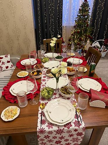 Продается 2 деревянных стола, каждый по 1500х1500