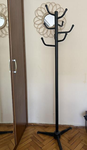 Qara rəngdə, sərbəst dayanan metal paltar asılqanı. - Material lalafo.az -da Qara rəngdə, sərbəst dayanan metal paltar asılqanı. - Material