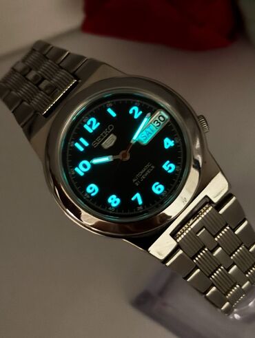 qızıl qolbaqlar: Seiko 5 seriyasından, paslanmayan poladdan hazırlanmış bilək saatı