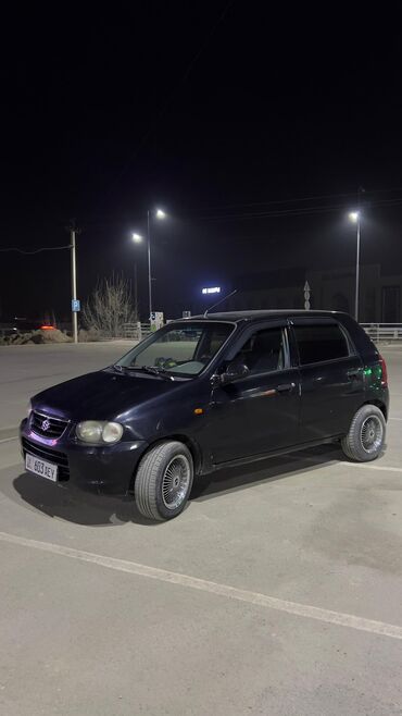 Suzuki: Автомобиль Suzuki Alto, компактный и экономичный, идеально подходит