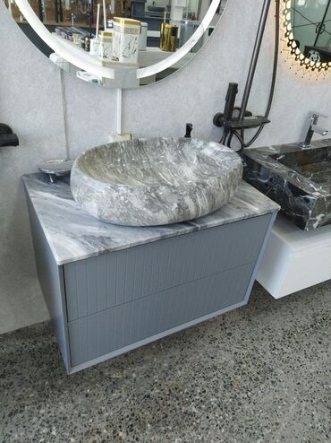 metbex tavanlari: Dəbli boz rəngli dolabda yerləşən mərmər lavabo. Dolab hamam otağı