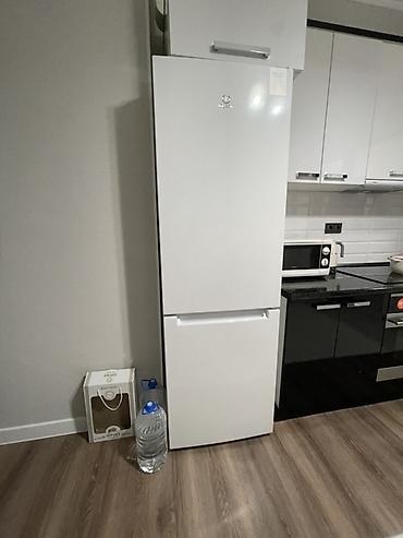 Бытовая техника: Холодильник Indesit, белый, с нижней морозильной камерой. - — 1