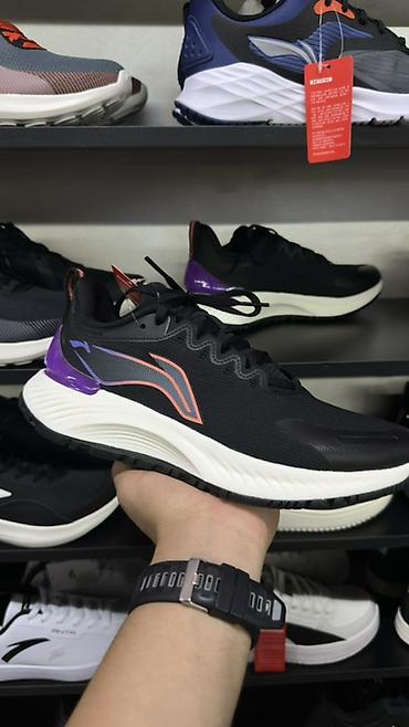 Кроссовки для бега и повседневной носки Li-Ning. Модель выполнена в
