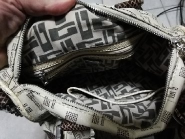 Προσωπικά αντικείμενα - Ελλαδα: Πωλείται γυναικεία τσάντα Guess αυθεντική σε άψογη κατάσταση μη